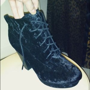 No call 12W suede lace up heel ankle boots